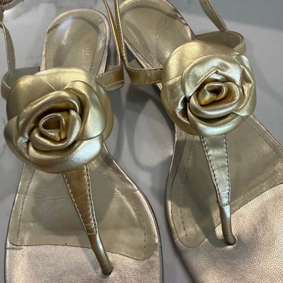 Alex Marie Flat Heel T-Strap Gold Sandals w/Gold Flower Women's Size 8M Dutchess - Picture 7 of 10